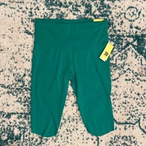 NWT All in motion Kelly green ultra high rise sculpt Capri leggings